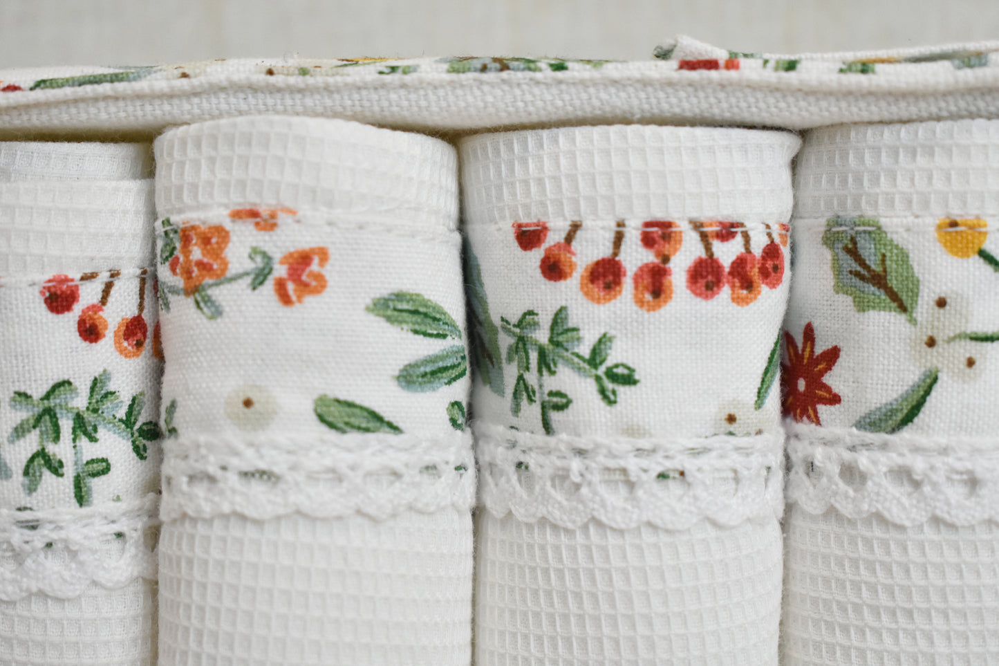 Flora - White ( Cordinated tray of 6 Napkins )